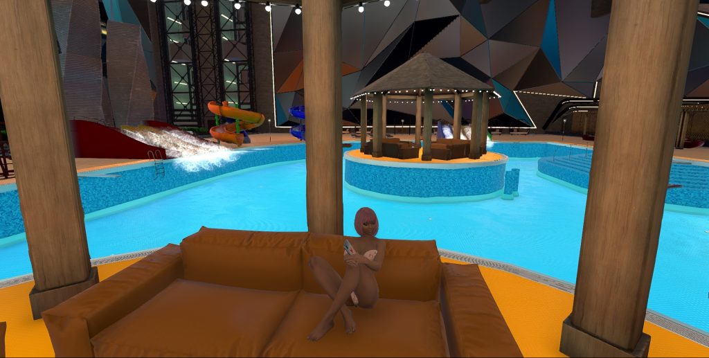 Девушка на диване у бассейна в онлайн-игре "Maska"