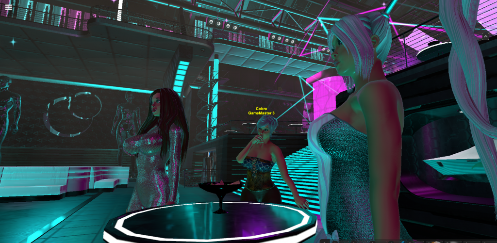 Девушки смотрят выступление на сцене клуба в онлайн-игре "Maska"