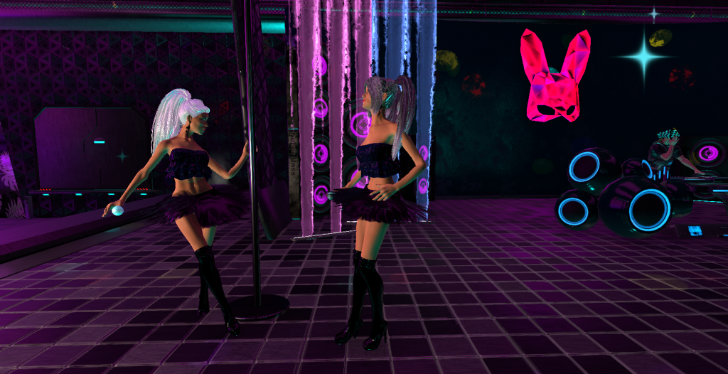 Танцовщицы "Go-Go" в клубе 3D-мира "Maska"